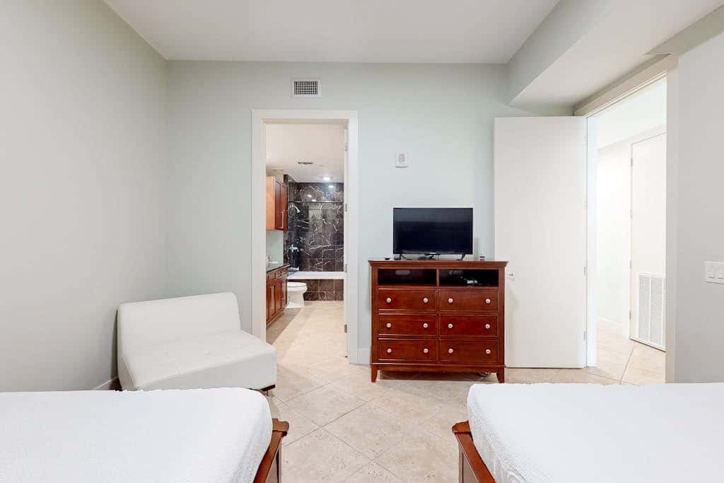 Sapphire Condominiums 1401