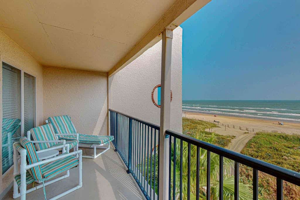Waterfront condo w stunning beach views, pool, and tennis court - beach access