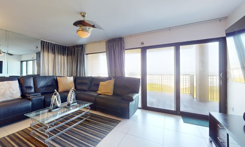 Beachfront condo with big Gulf views from 2 balconies - pools & private beach