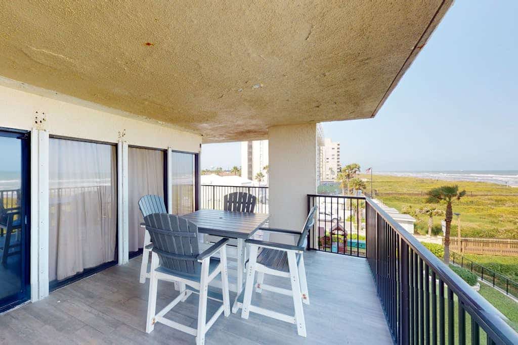 Beachfront condo with big Gulf views from 2 balconies - pools & private beach
