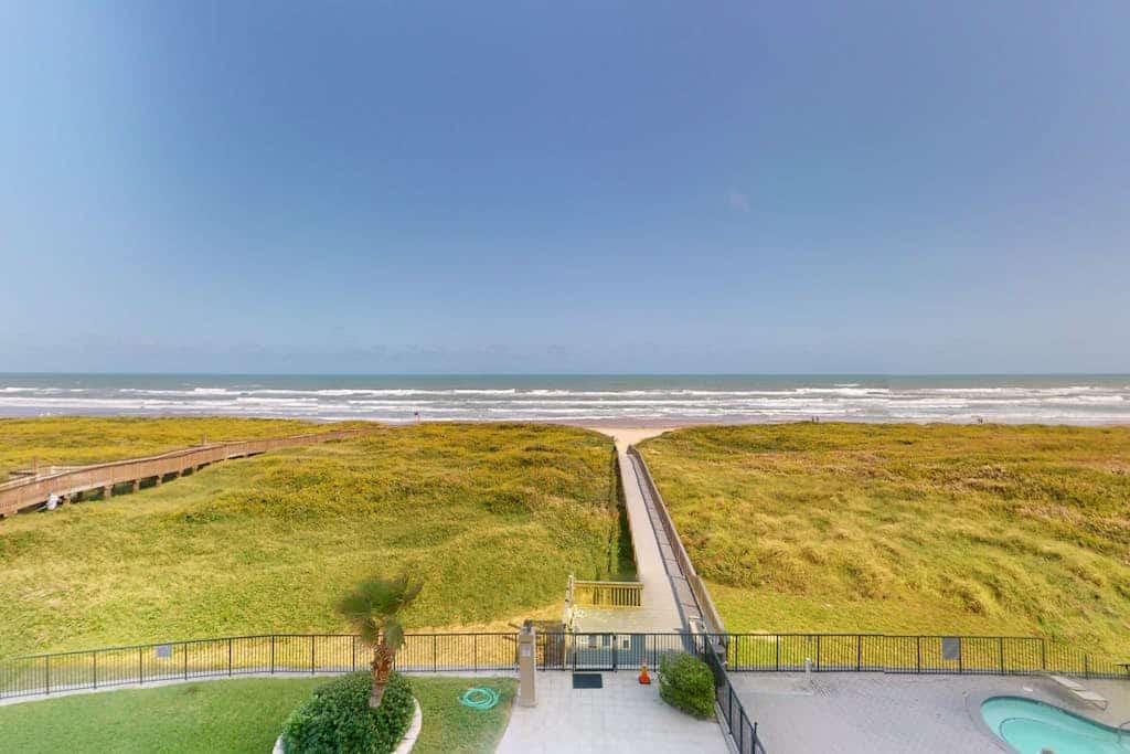Beachfront condo with big Gulf views from 2 balconies - pools & private beach