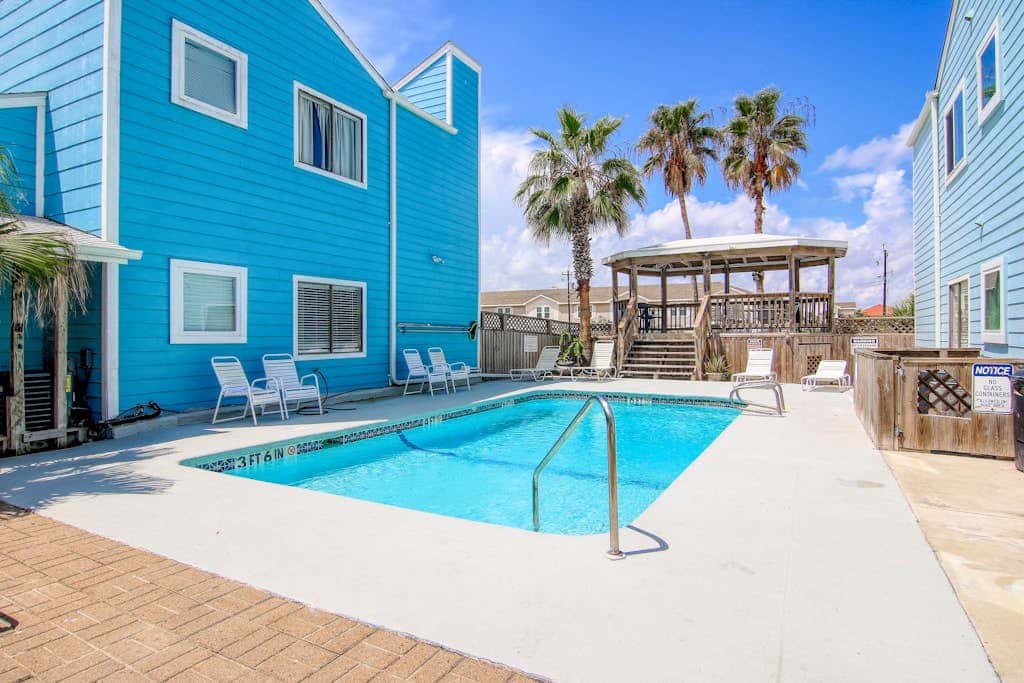 Leeward Isles 9303 - Pool, Walk to Beach, Dogs OK