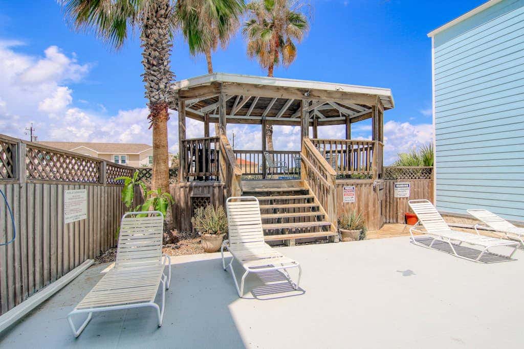 Leeward Isles 9303 - Pool, Walk to Beach, Dogs OK