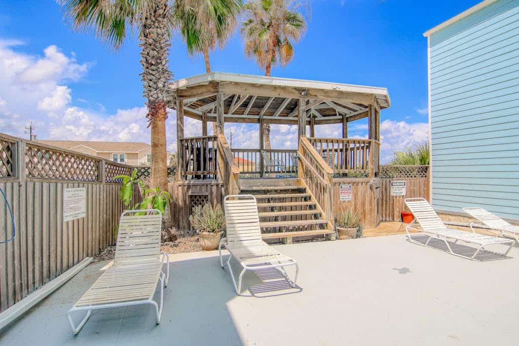 Beautiful condo with washer/dryer, pool, board games, kitchen & central AC