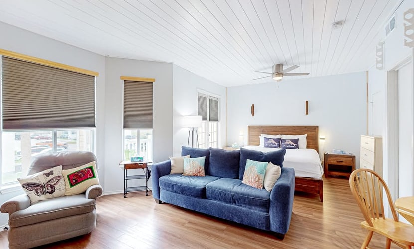 Comfortable studio with pool, hot tub & gym - easy stroll to Whitecap Beach