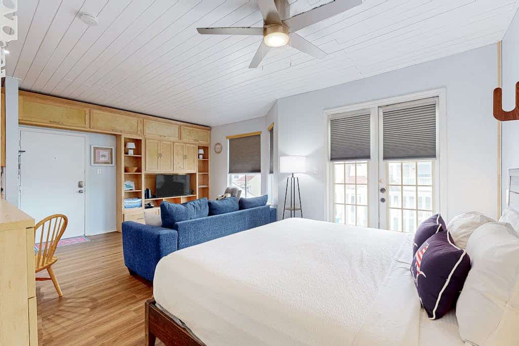 Comfortable studio with pool, hot tub & gym - easy stroll to Whitecap Beach