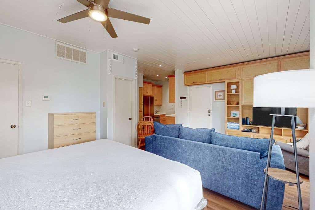 Comfortable studio with pool, hot tub & gym - easy stroll to Whitecap Beach