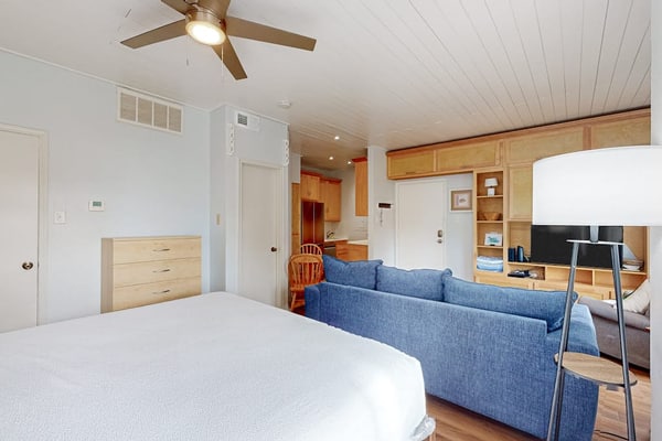 Comfortable studio with pool, hot tub & gym - easy stroll to Whitecap Beach