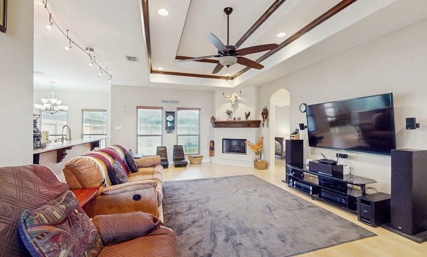 Cozy dog-friendly home w fenced backyard & close to restaurants - steps to sand