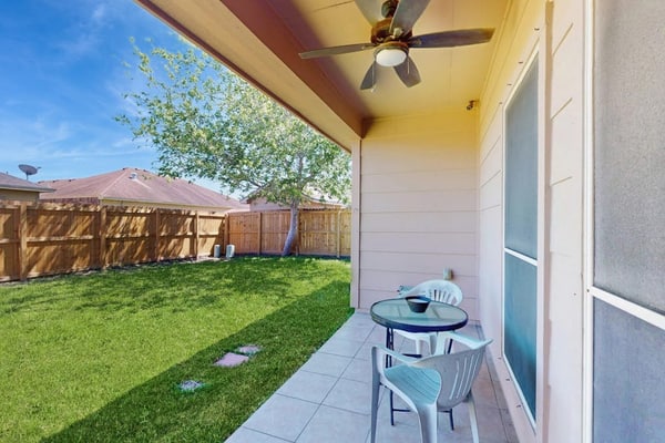 Cozy dog-friendly home w fenced backyard & close to restaurants - steps to sand