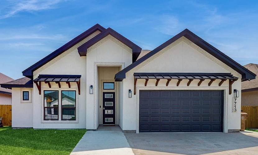 Spacious beach house with full kitchen, patio & enclosed yard, near the Bay
