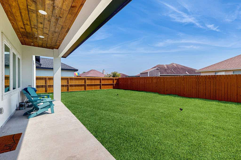 Spacious beach house with full kitchen, patio & enclosed yard, near the Bay