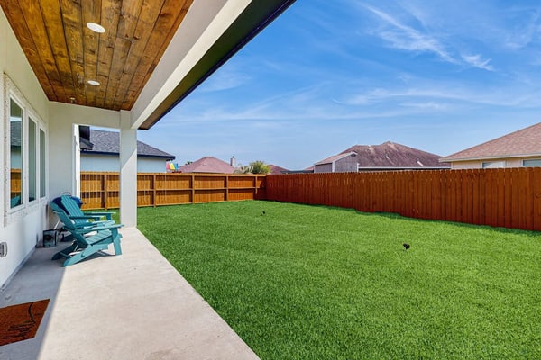 Spacious beach house with full kitchen, patio & enclosed yard, near the Bay