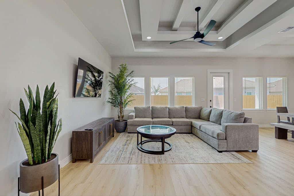Spacious beach house with full kitchen, patio & enclosed yard, near the Bay