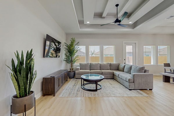 Spacious beach house with full kitchen, patio & enclosed yard, near the Bay