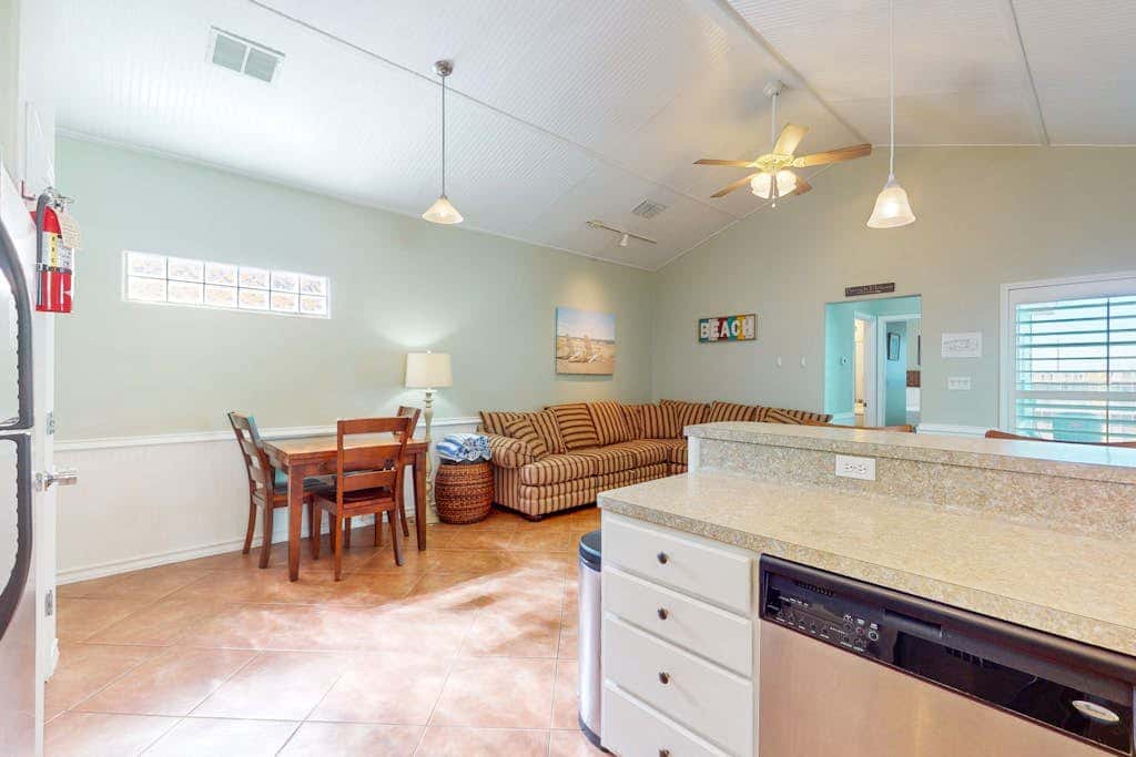 Marquesas 401 - Shared Pool, Patio & Dogs OK