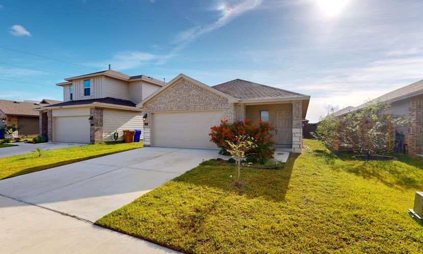 Newly Remodeled Beach Home with enclosed backyard, gas grill & great location
