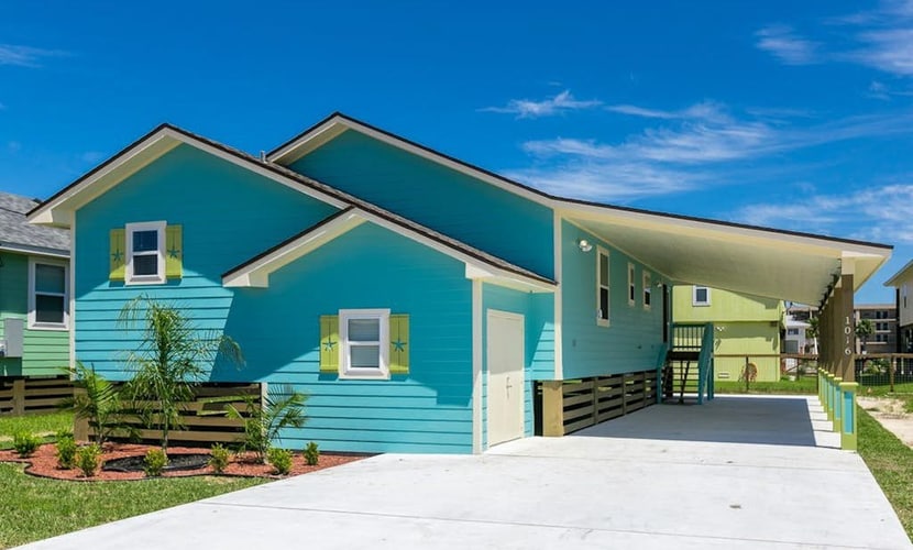 Beautiful home w/ screened in porch - close to beach/town