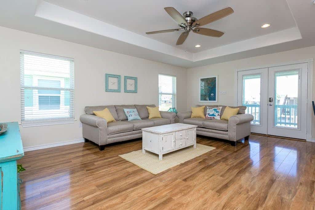 Beautiful home w/ screened in porch - close to beach/town