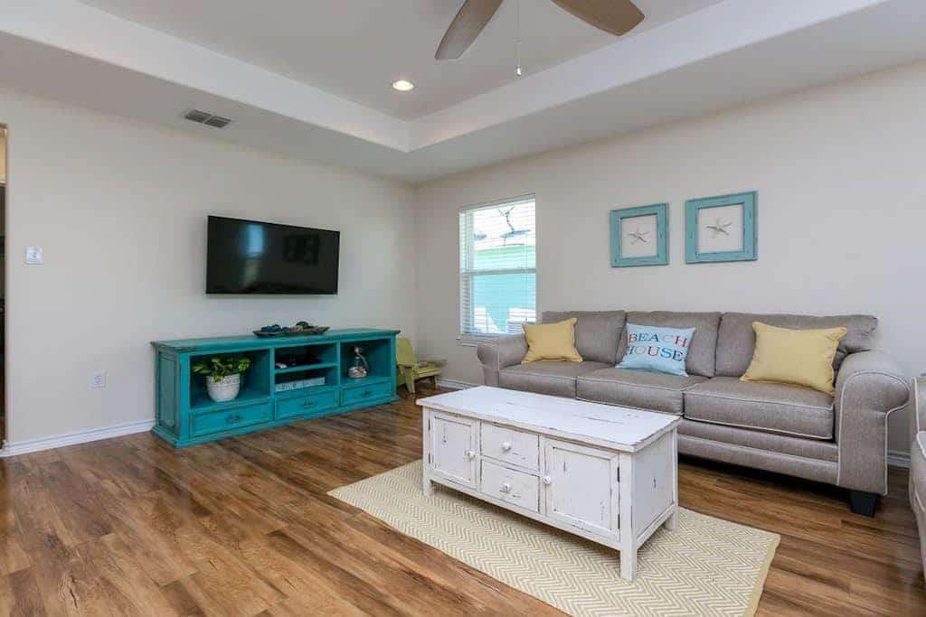 Beautiful home w/ screened in porch - close to beach/town