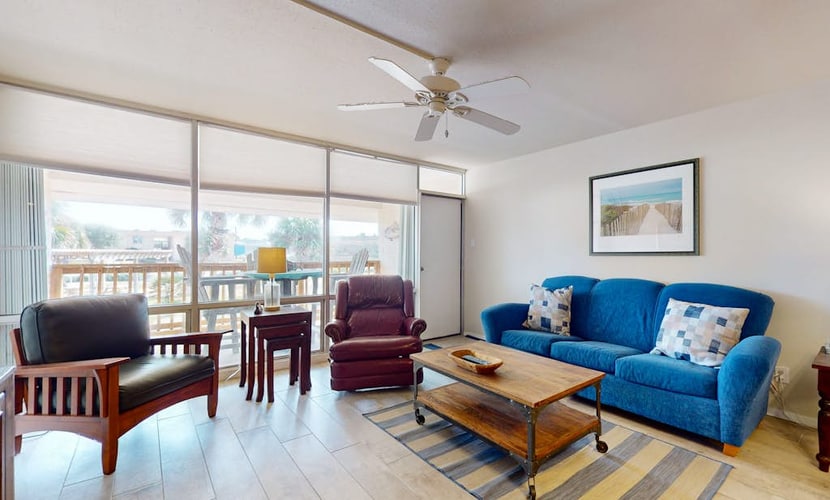 Cozy condo with great location, nearby shopping, & steps to beach