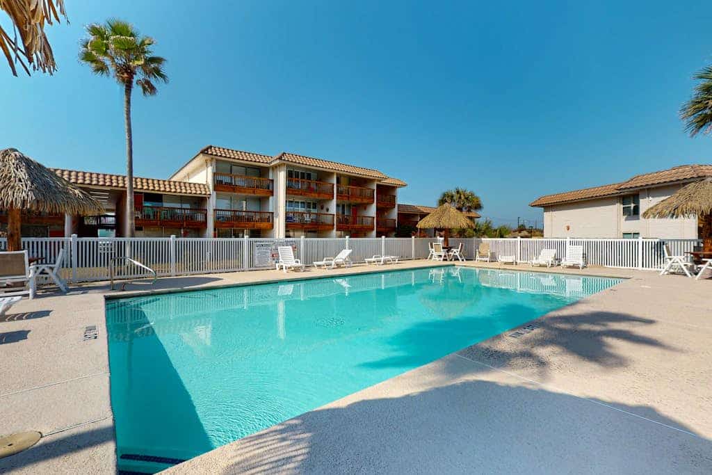 Cozy condo with great location, nearby shopping, & steps to beach