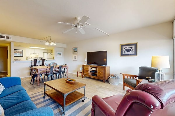 Cozy condo with great location, nearby shopping, & steps to beach