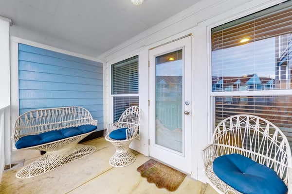 Beautiful Oceanfront Condo w/ Shared Pool, Beach Access & Free WiFi