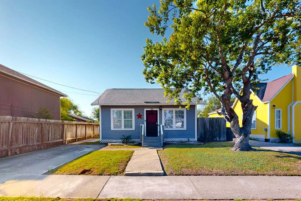 Cozy Home - Bay Views, Fenced Yard, Dogs OK