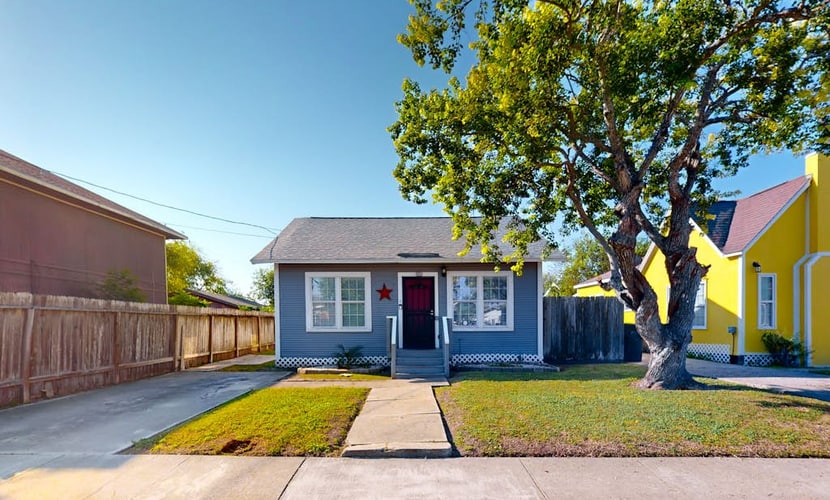 Quaint 2-bedroom beach home with enclosed backyard private W/D