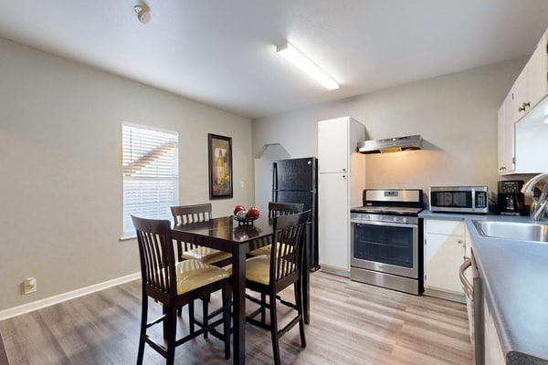 Quaint 2-bedroom beach home with enclosed backyard private W/D