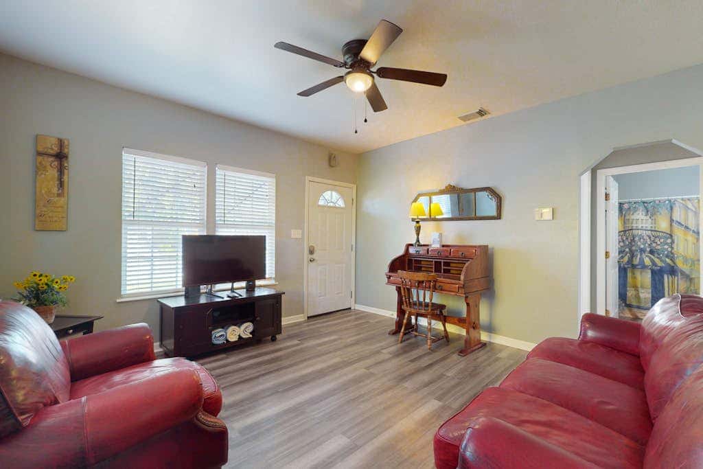 Cozy Home - Bay Views, Fenced Yard, Dogs OK