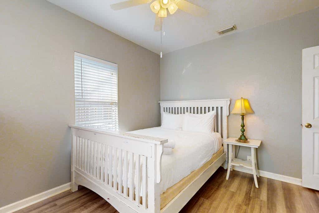 Cozy Home - Bay Views, Fenced Yard, Dogs OK