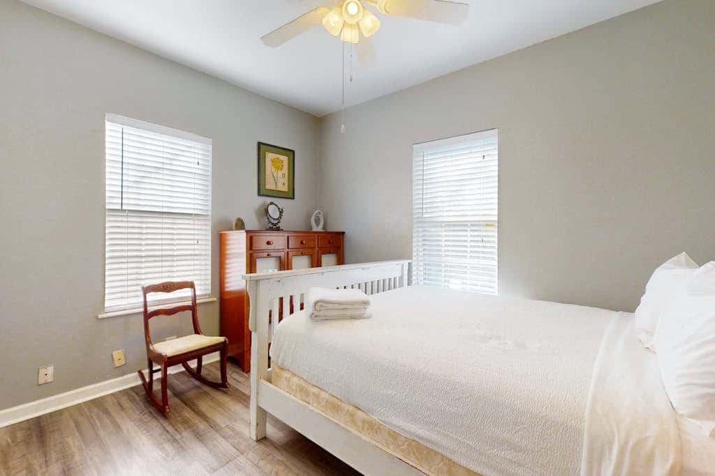 Cozy Home - Bay Views, Fenced Yard, Dogs OK