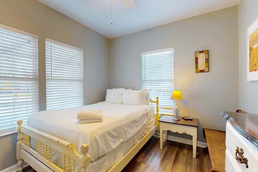 Cozy Home - Bay Views, Fenced Yard, Dogs OK