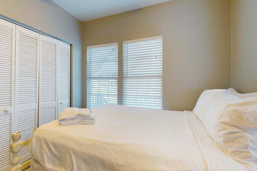 Cozy Home - Bay Views, Fenced Yard, Dogs OK