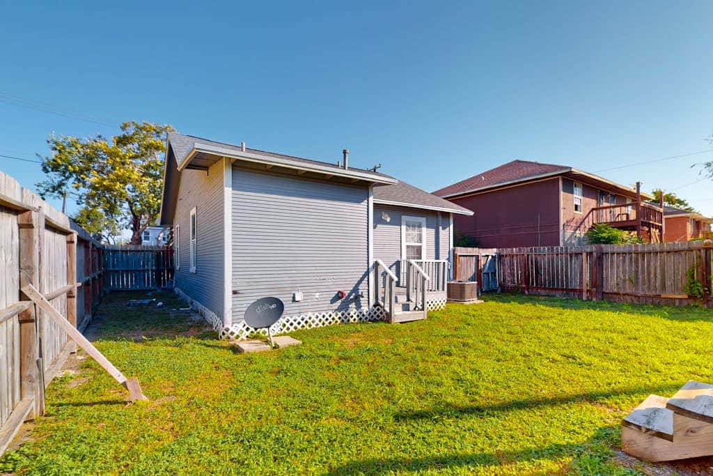 Cozy Home - Bay Views, Fenced Yard, Dogs OK