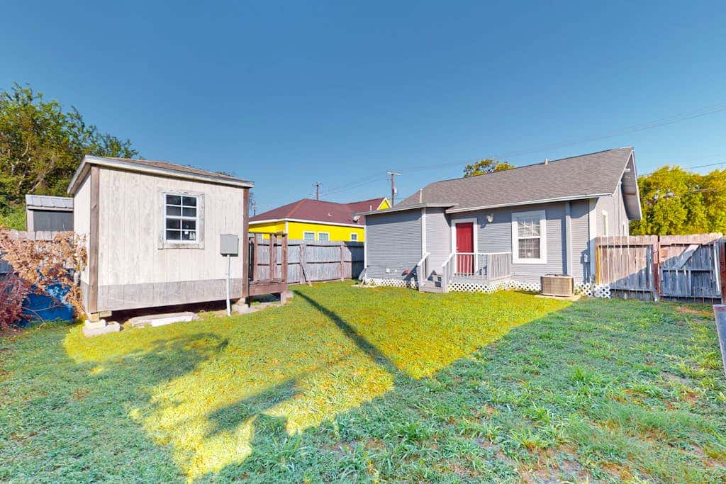 Cozy Home - Bay Views, Fenced Yard, Dogs OK