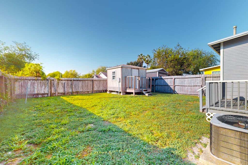 Cozy Home - Bay Views, Fenced Yard, Dogs OK