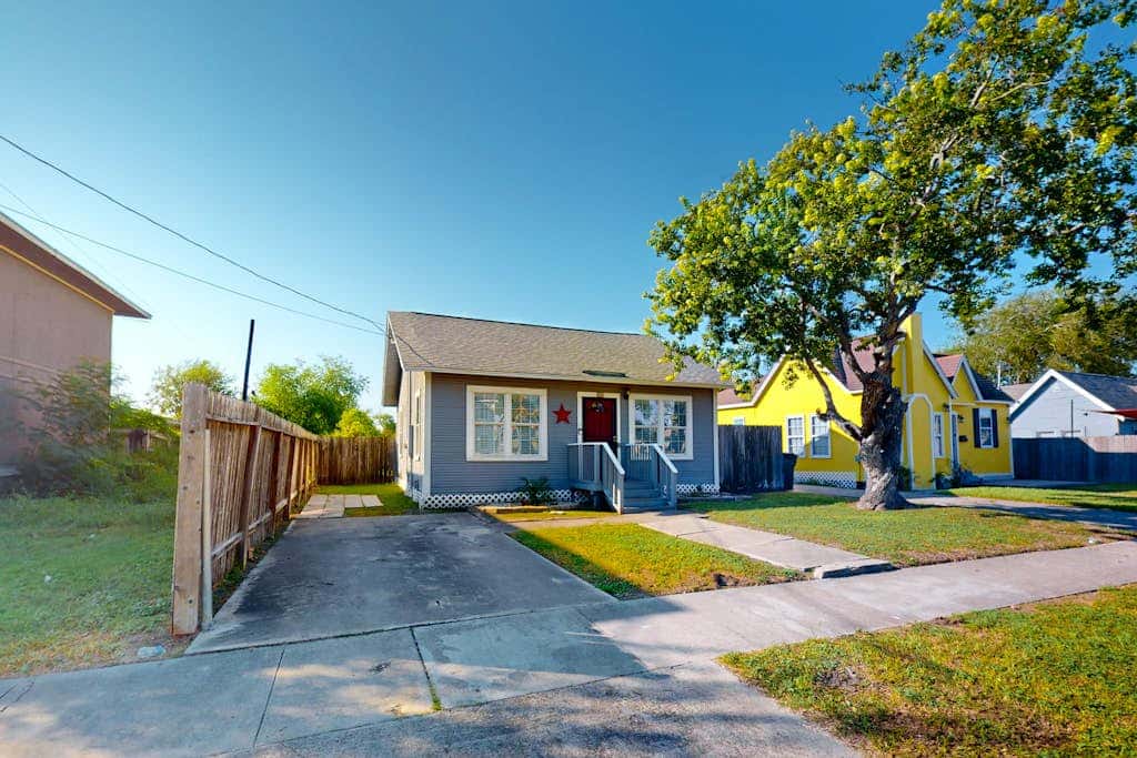 Cozy Home - Bay Views, Fenced Yard, Dogs OK