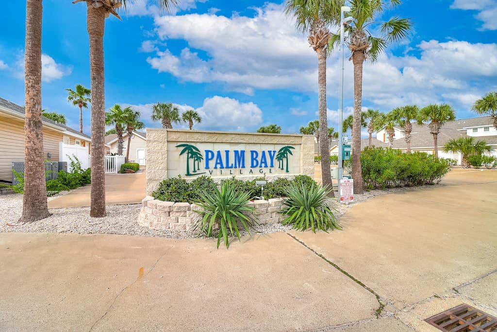 Palm Bay 304 - Lagoon Pool & Private Patio