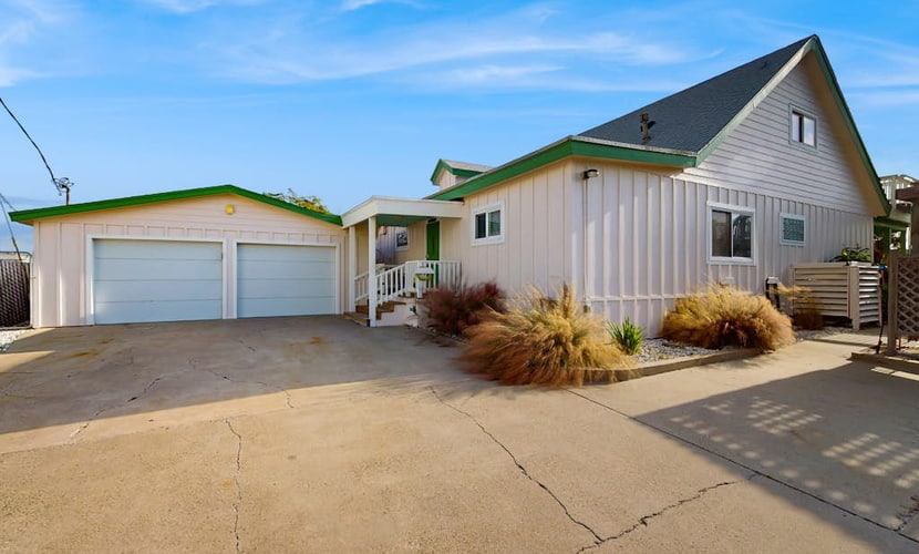 Historical house with rooftop deck, porch, chef's kitchen, & W/Ds - dog-friendly