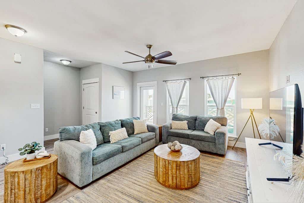 Shoreline Retreat - Pool & Hot Tub, Walk to Beach