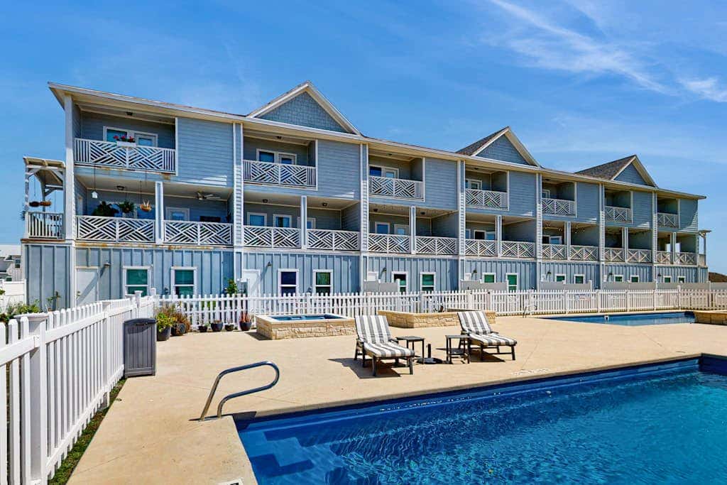 Shoreline Retreat - Pool & Hot Tub, Walk to Beach