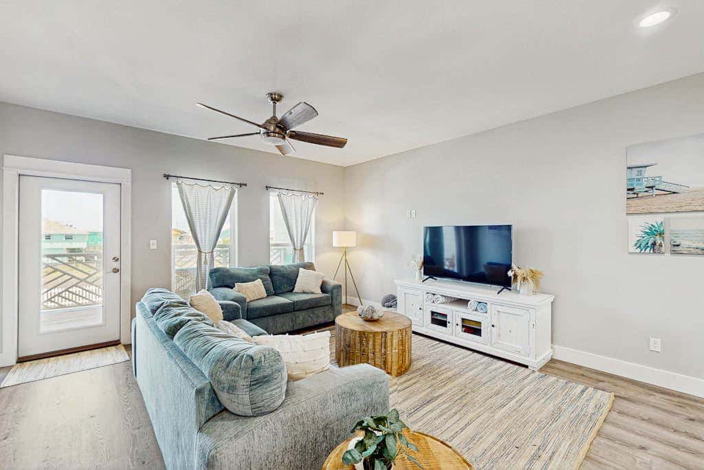 Shoreline Retreat - Pool & Hot Tub, Walk to Beach