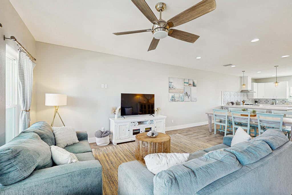 Shoreline Retreat - Pool & Hot Tub, Walk to Beach