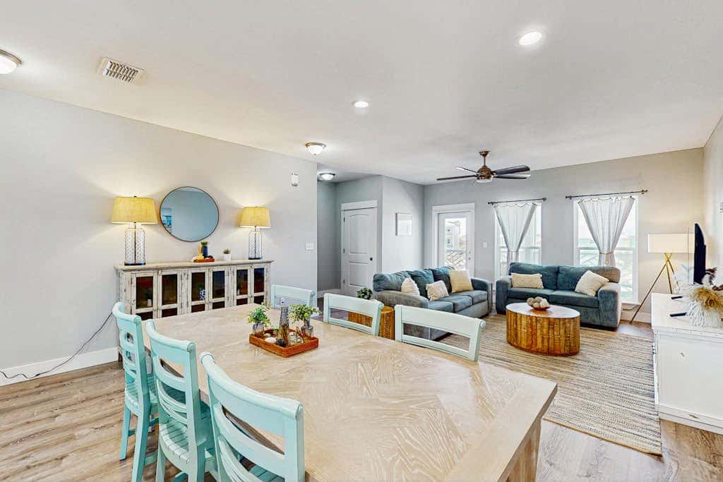 Shoreline Retreat - Pool & Hot Tub, Walk to Beach