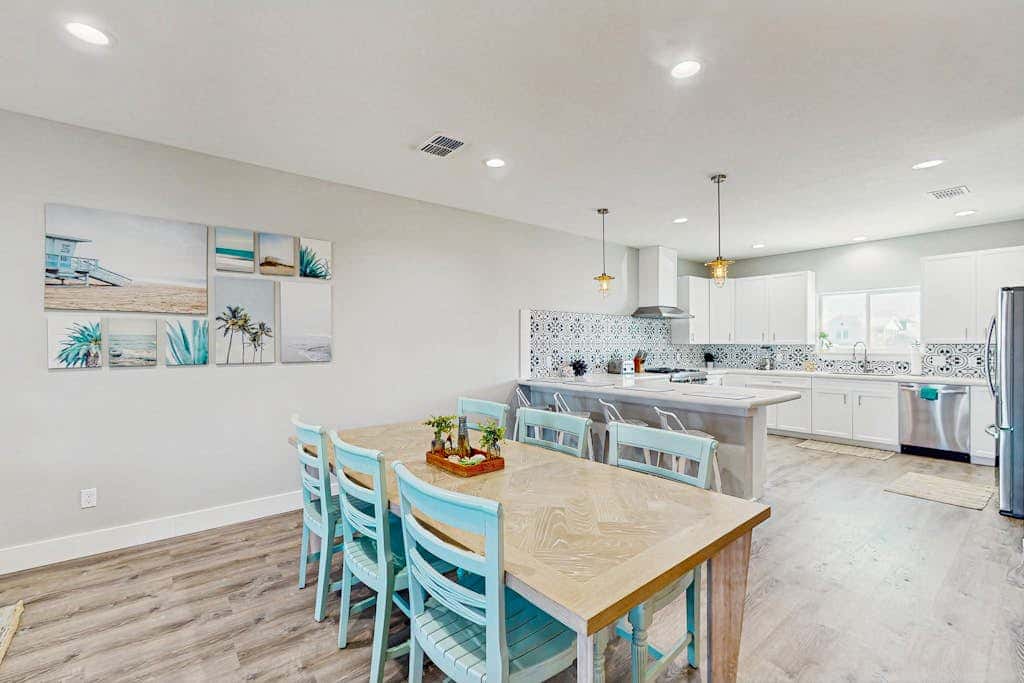 Shoreline Retreat - Pool & Hot Tub, Walk to Beach