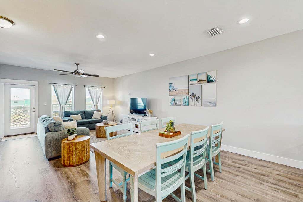 Shoreline Retreat - Pool & Hot Tub, Walk to Beach