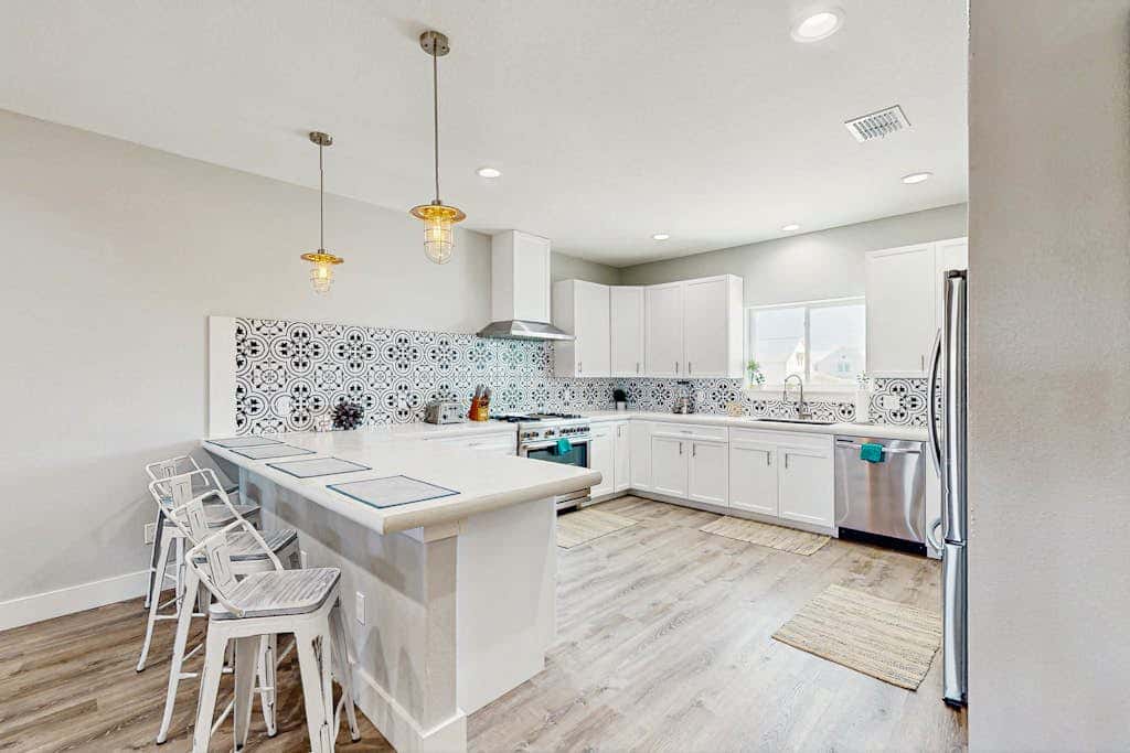Shoreline Retreat - Pool & Hot Tub, Walk to Beach